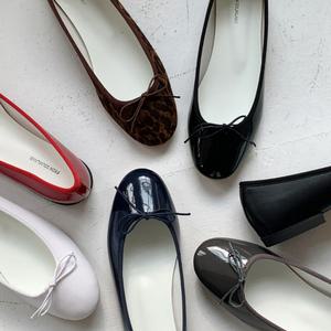 베이직 둥근코 리본플랫 유광 에나멜 플랫슈즈 1cm