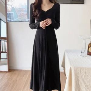 랜덤플레이 시크 넥 라인 셔링 원피스 매트블랙