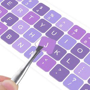 트위저가 있는 2PCS 영어 키보드 스티커, 흰색 글자 문자 대체 스티커가 범용 스티커 퍼플 배경