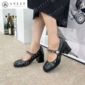 [신세계몰][애슬릿] 라운드 토 체인 스트랩 큐빅 미들 힐 펌프스