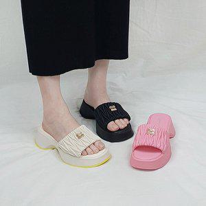[디아]아르 스퀘어 미니로고 주름 통굽 키높이 슬리퍼 5cm