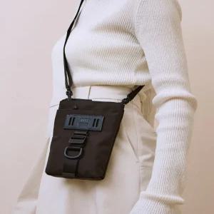 닥스 액세서리 24FW [반값세일][AIR SMITH][폰백] 남녀공용 가죽패치 장식 브라운 나일론 미니백 DBHO4FP0