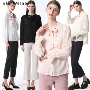 [쉬즈미스(SHESMISS)] 스퀘어 패턴 타이넥 블라우스