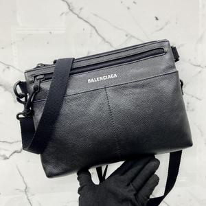 발렌시아가 익스플로러 플랫 파우치 크로스바디백