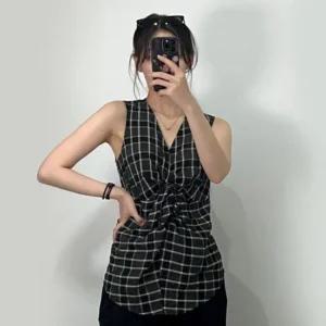 여성 블랙 체크 언발 꼬임 민소매 나시 브이넥 블라우스 여름 휴가 데일리 룩