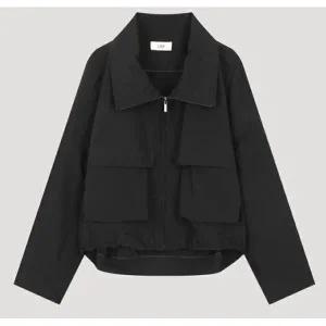 [롯데백화점]리스트 하이넥 숏 점퍼 (TWWJPO72030)