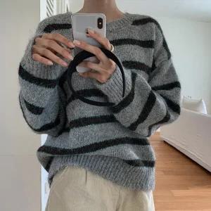 [코코블랑] 헤어리 루즈핏 스트라이프 니트