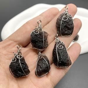 힐링소품,천연 원석1Pc 블랙 Tektite 운석 펜던트 Cintamani 스톤 원시 크리스탈 목걸이 에너지 보석에   D