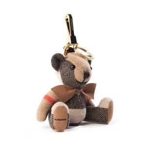 [버버리][라이크어스타] 25FW 버버리 보 타이 토마스 베어 참 8083900 A7026