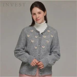 [인베스트] 진주 플라워 물결 넥 가디건_IN5W1KC4631