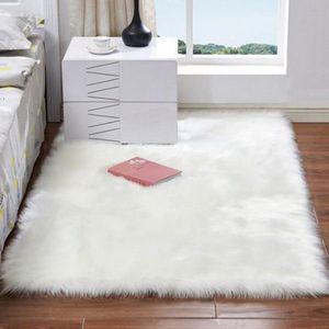 셀리스틴 직사각형 장모 러그 화이트