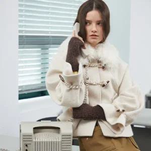 [롯데백화점]에고이스트 리얼 퍼 카라 토글 장식 숏 코트 (EQ4WC061)