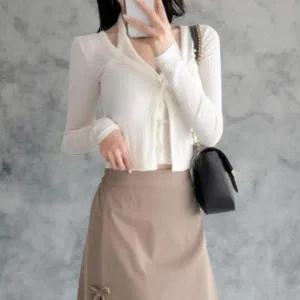 [하프클럽/]여성 레이어드 세로골지 슬림핏 버튼 홀터넥 긴팔티셔츠