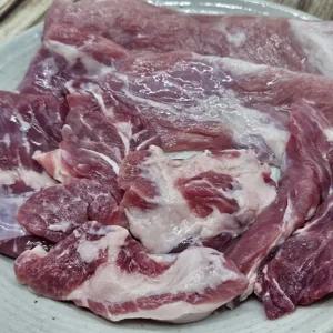 산청 흑돼지 뒷고기 자투리고기 덩어리 500g x 1팩