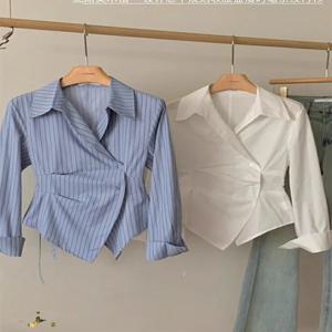 슬리밍 스트라이프 긴 소매 셔츠 여성 봄 유행 디자인 감각 불규칙한 허리 플립 칼라 한국 스타일 통근 셔츠