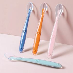 2pcs 아기 실리콘 스푼 세트 학습 스푼 세트 별 식기 어린이 부드러운 실리콘 먹이 스푼 훈련 아기 다시 태어난 실리콘