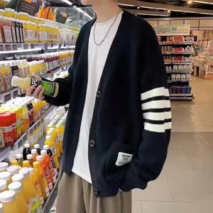 루즈핏 남성 니트 브이넥 가디건 가을 겨울 캐주얼 스트라이프 프레피 스타일 아우터웨어 편안하고 통기성 좋은 면 긴팔