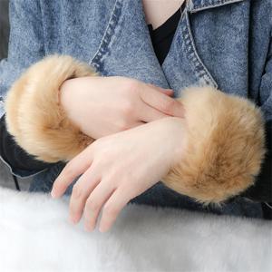 2pcs 겨울 가짜 모피 커프 따뜻한 솜털 여성 스웨터 코트 장식 커프스 두꺼운 플러시 손목 보호대 분리형 팔 따뜻하게