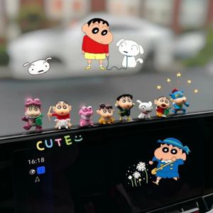 8 개/대 크레용 신찬 만화 자동차 장식품 장난감 Kawaii 미니 애니메이션 액션 피규어 개성 센터 콘솔 장식