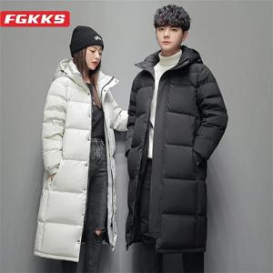 FGKKS 2025 남성 다운 재킷 커플 롱 코트 후드 슬림 고품질 한국 스타일 클래식 여성 겨울 화이트 덕 다운 재킷
