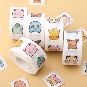 500PCS 애니메이션 귀여운 포켓몬 스티커 카와이 피카추 Charizard 라운드 씰 스티커 롤 스티커 낙서 수하물 스티커 장난감