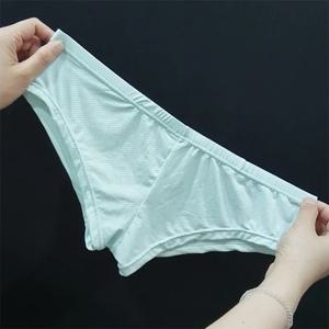 남성 짧은 속옷 얼음 실크 메쉬 브레스 스포츠 팬티 남성 중반 허리 U 볼록한 주머니 비키니 부드러운 얇은 탄성 컴포트 언더 팬츠