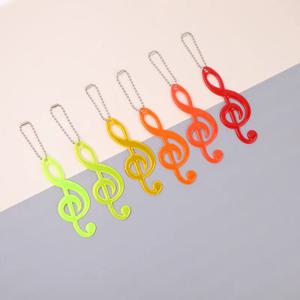 2Pcs 컬러 음악 노트 PVC 반사 펜던트 어린이 Schoolbag 키 체인 매력 야간 달리기 사이클링 어두운 빛나는 경고 태그