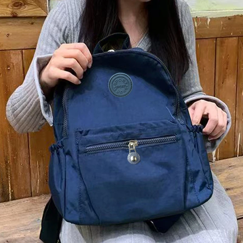 학교와 여행에 적합한 순수 컬러 나일론 소재로 제작된 중립 남성용 및 여성용 듀얼 숄더백입니다.