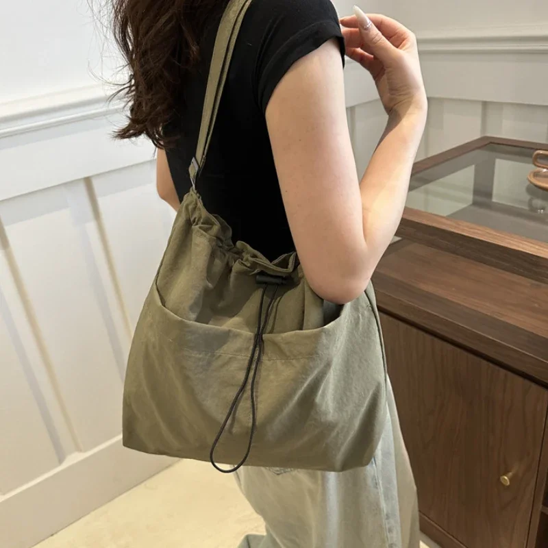 여성 여름을위한 새로운 대용량 다목적 숄더 백 인기있는 경량 어깨 크로스 바디 백 미니멀리스트 토트 핸드백