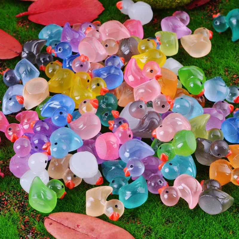 50/100PCS 빛나는 미니 오리 이끼 Microlandscape 소형 오리 인형 요정 정원 액세서리 홈 장식 어둠 속에서 빛나는
