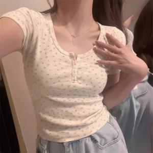 Y2k 짧은 소매 섹시한 U 칼라 꽃 프린트 레이스 슬림 티셔츠 2025 여름 여성 의류 꽃 슬림 셔츠 버튼 티셔츠 탑