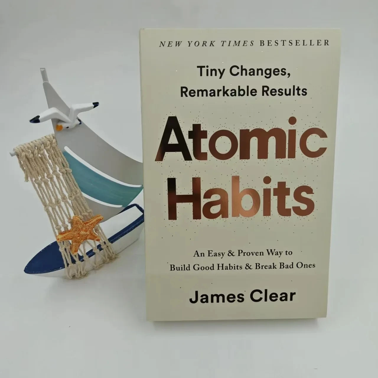 Atomic Habits는 좋은 습관을 기르는 데 관한 인기 있는 책입니다. 고품질의 효율적이고 이해하기 쉬운 나쁜 습관을 끊는 방법