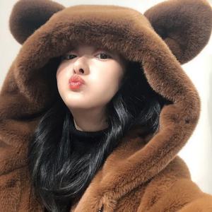 아늑한 느슨한 가짜 모피 코트 여자 가짜 모피 퍼지 후드 푹신한 귀 서코트 오버코트 여자 겨울 따뜻한 겉옷 눈 덮인 날 랩