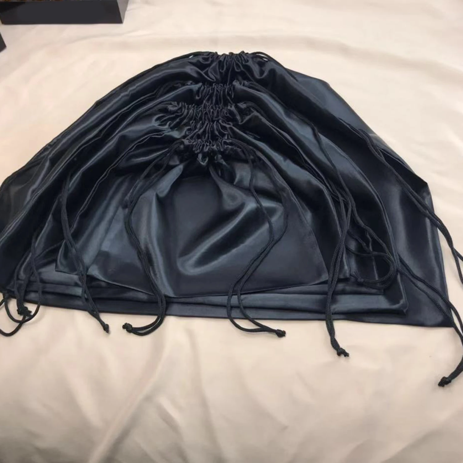 대형 실크 새틴 Drawstring 케어 가방 맞춤 가발 보관 방진 포장 주머니 블랙 재사용 가능한 자루 핸드백 신발 여행 가방