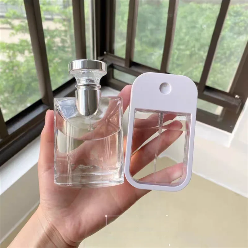 새로운 45ml 토너 디스펜서 재사용 가능한 휴대용 충전 향수병 미니 카드 스프레이 병 여행 메이크업 프레스 병