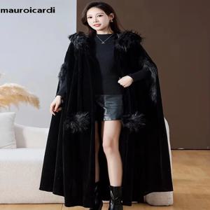 Mauroicardi 여성용 모조 여우 모피 트림 후드, 매우 긴 블랙 따뜻한 플로잉 벨벳 망토, 럭셔리 맥시 고스 의류, 가을 겨울