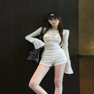 슬림핏 하이웨이스트 숏팬츠 세트와 긴팔 후드티 레터 프린트 여성 가을 패션 투피스 수트