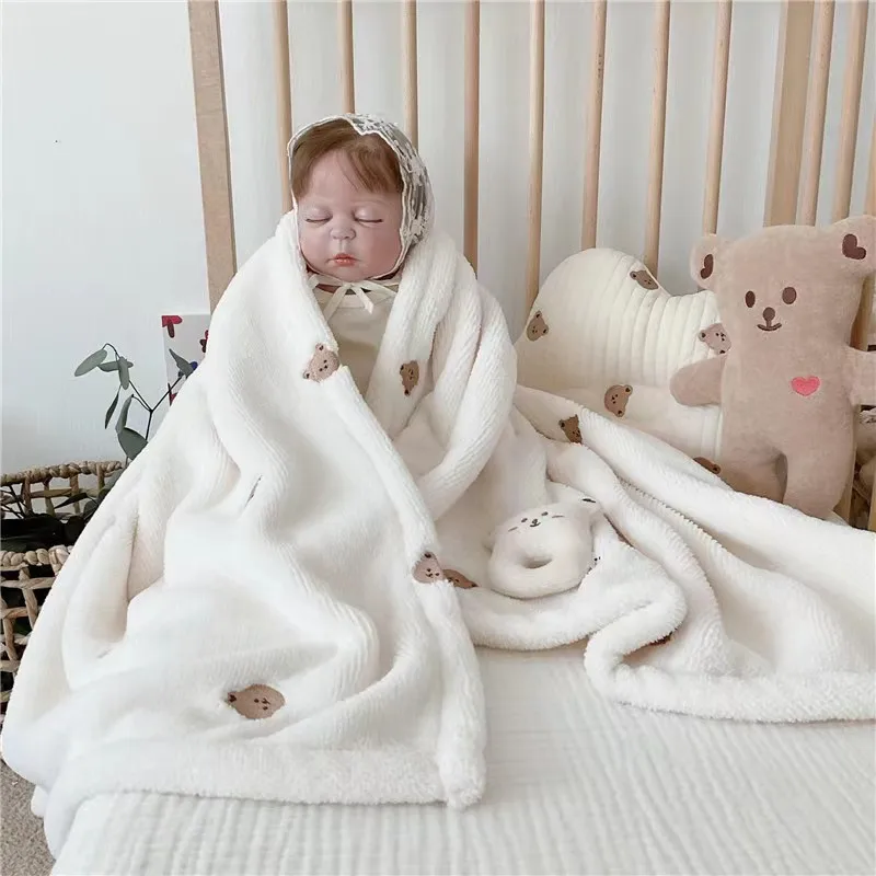양털 아기 담요 신생아 가을 겨울 Swaddling 담요 부드러운 따뜻한 유모차 커버 침구 곰 자수 아기 액세서리