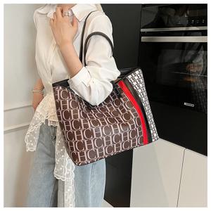 프리미엄 가죽으로 제작된 고급 여성용 숄더백, 파리의 세련된 빈티지 스타일을 자랑하는 고급스러운 출퇴근용 가방