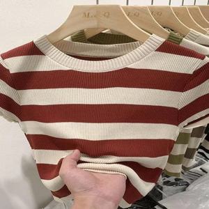 슬림핏 아이스 실크 스트라이프 니트웨어 반팔 여름 2025 신상 패셔너블 콤팩트 포켓 손수건 여성 상의