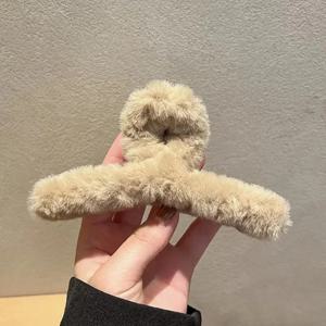 여성을위한 겨울 가짜 모피 머리 발톱 우아한 아크릴 크랩 자용 머리핀 소녀-헤어 액세서리 모피 머리 장식 머리 발톱 클립