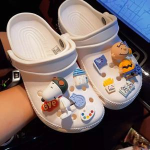 MINISO 기발한 바다 스누피 신발 참 세트 나막신과 샌들을 위한 장식 액세서리 애니메이션에서 영감을 받은 DIY 공예 액세서리