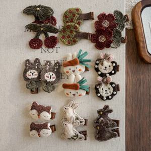 아기 소녀를위한 2Pcs 만화 헤어 클립 크로 셰 뜨개질 머리핀 어린이 사이드 클립 신생아 헤어 액세서리 어린이 귀여운 토끼 헤어 클립