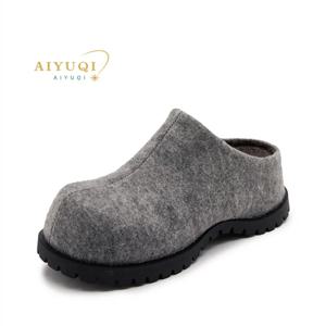 AIYUQI 여성 슬리퍼 착용 새로운 2025 가을 라운드 발가락 플란넬 클로즈 발가락 여성 슬리퍼 레트로 플랫폼 슬리퍼 여성