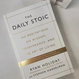 Ryan Holiday의 The Daily Stoic: 지혜, 인내, 그리고 삶의 예술에 관한 366가지 명상 - 이중 언어 버전 하드커버