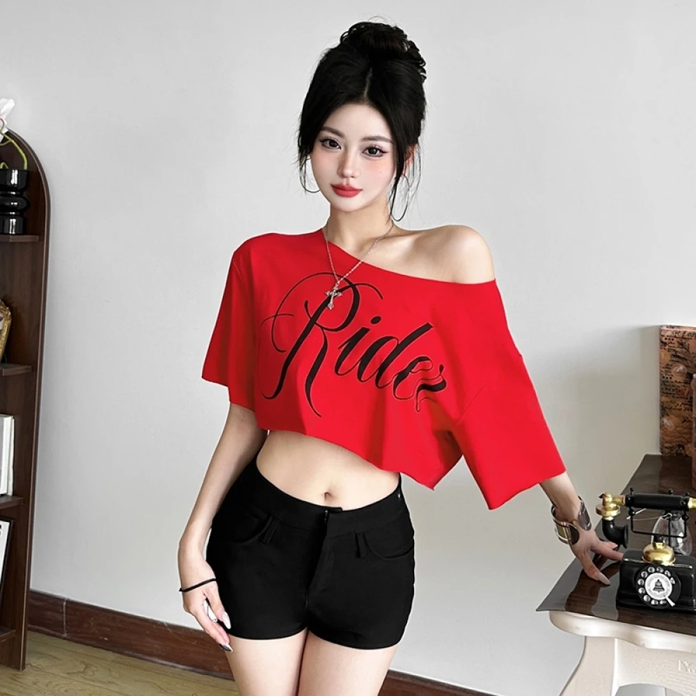 SylCue 편지 인쇄 대형 티셔츠 여성 스큐 칼라 반팔 오프 어깨 불규칙한 밑단 힙합 스타일 트렌드 자르기 탑