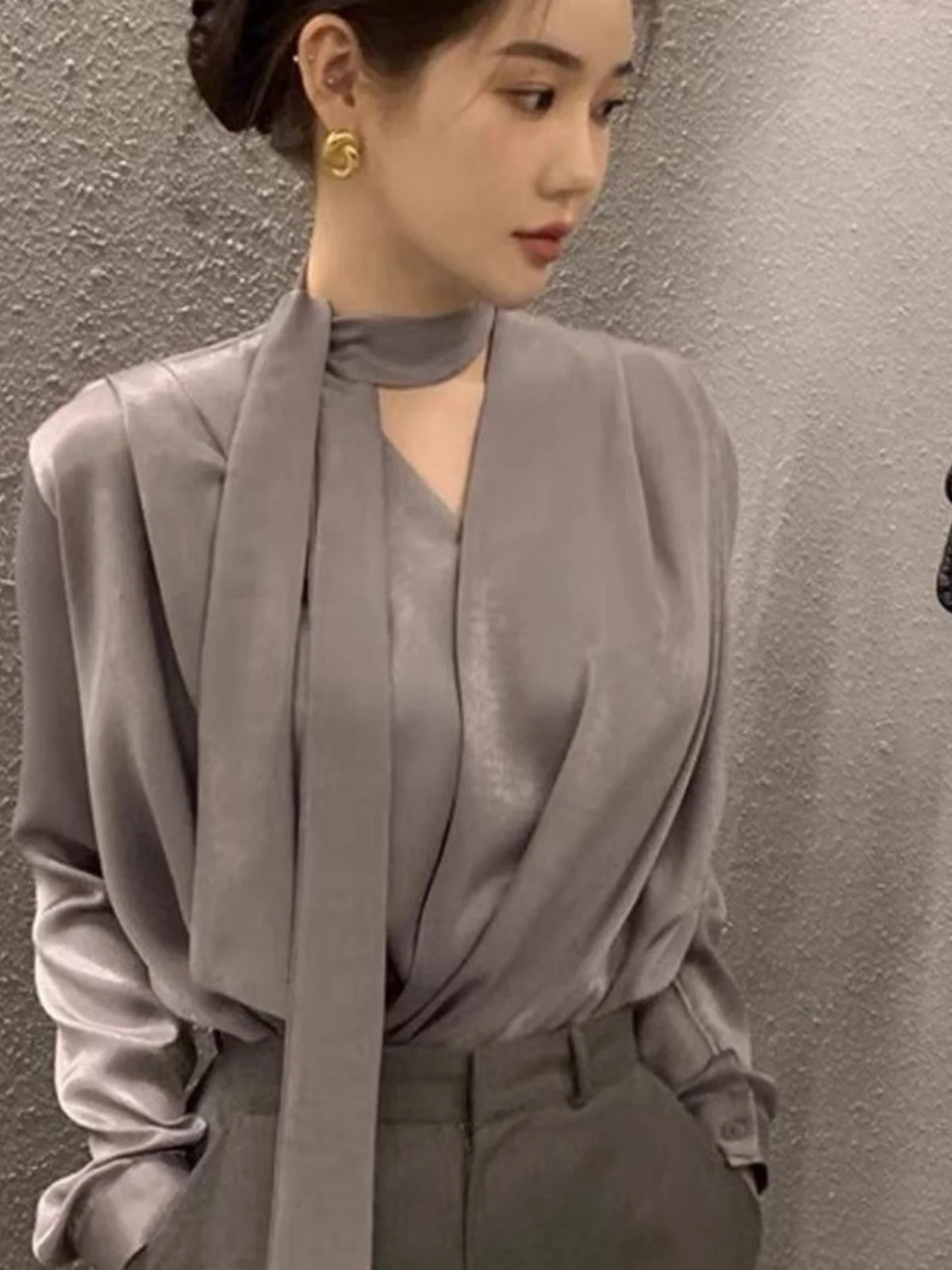 우아한 아세테이트 새틴 셔츠 여성용 봄 가을 럭셔리 프로페셔널 출퇴근용 브이넥 셔츠 아름다운 상의 버튼 디테일