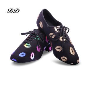 운동화 라틴 댄스 신발 여성 정품 BD t1 교사 신발 캔버스 블랙 힐 4.5cm 남성 여성 레드 립 옥스포드 천 무료 가방
