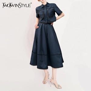 TWOTWINSTYLE 솔리드 투피스 세트 여성용 옷깃 반소매 셔츠 하이 웨이스트 스플 라이스 폴드 미니멀리스트 세트 여성 패션
