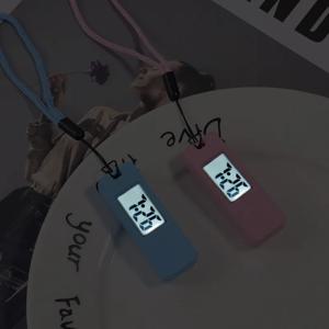 어린이를위한 빛나는 LED 키 체인 회중 시계 침묵 LCD 디지털 디스플레이 휴대용 학생 시험 연구 데스크탑 시계 남자 여자